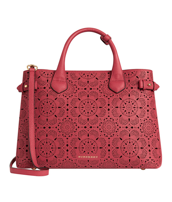 Burberry 節慶蕾絲美洲限定紅色Banner手提包,110,000元。